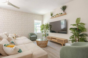 4 Bedroom 3 Full Bath Boho Oasis Saltwater Pool Near Downtown, North of Hyde Park Sleeps 12 Pets OK